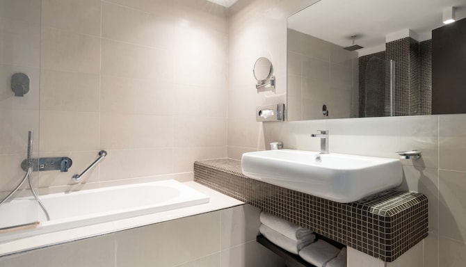 Radisson Blu Hotel, N'Djamena - Superior Room bathroom