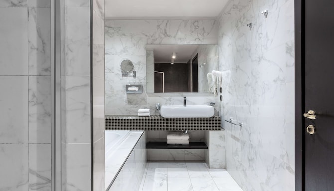 Radisson Blu Hotel, N'Djamena - Premium Room bathroom