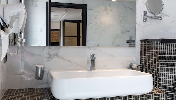 Radisson Blu Hotel, N'Djamena - Suite bathroom