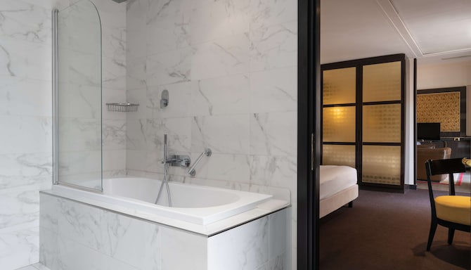 Radisson Blu Hotel, N'Djamena - Suite bathroom