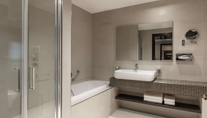 Radisson Blu Hotel, N'Djamena - Suite bathroom