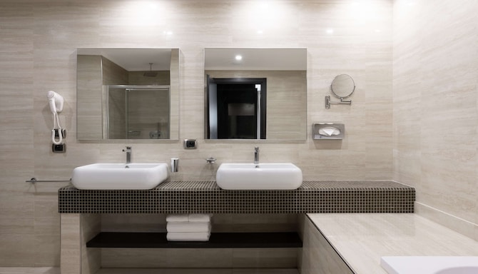 Radisson Blu Hotel, N'Djamena - Grand Suite bathroom