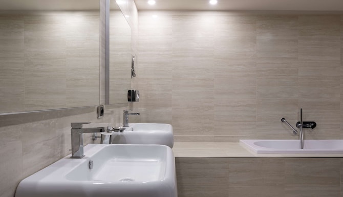 Radisson Blu Hotel, N'Djamena - Grand Suite bathroom