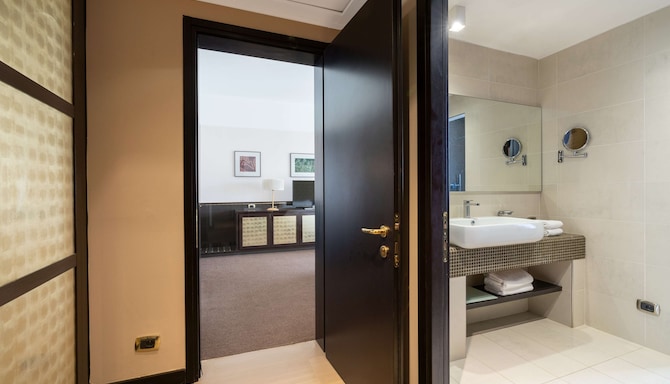 Radisson Blu Hotel, N'Djamena - Grand Suite bathroom