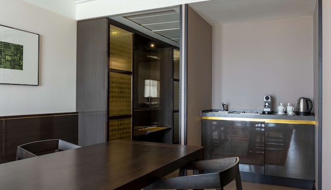 Radisson Blu Hotel, N'Djamena - Grand Suite kitchenette