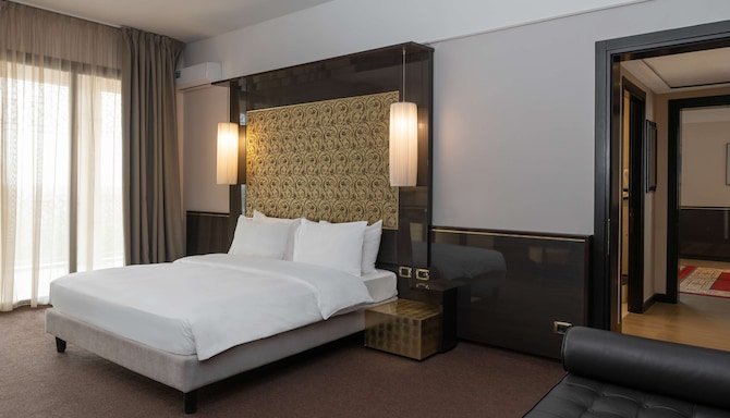 Radisson Blu Hotel, N'Djamena - Grand Suite with terrace & pool view