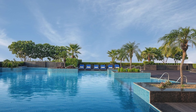 Radisson Blu Hotel, New Delhi Dwarka - Pool - outdoor