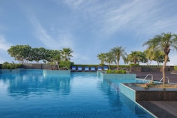 Radisson Blu Hotel, New Delhi Dwarka - Pool - outdoor