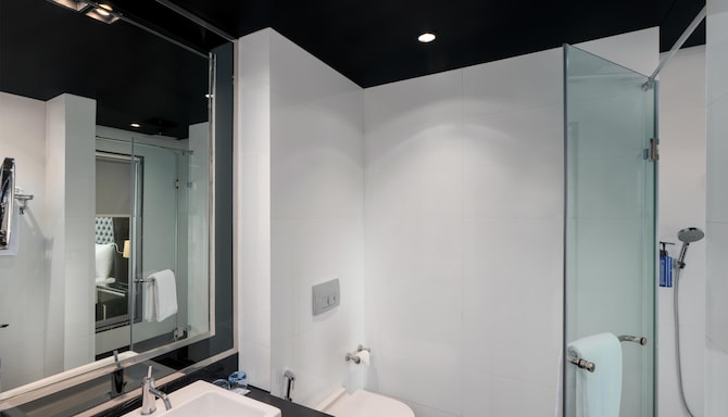 Radisson Blu Hotel, New Delhi Paschim Vihar - Superior Bathroom