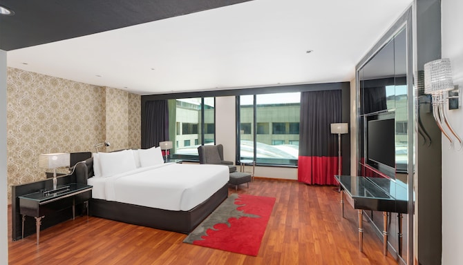 Radisson Blu Hotel, New Delhi Paschim Vihar - Junior Suite Bedroom