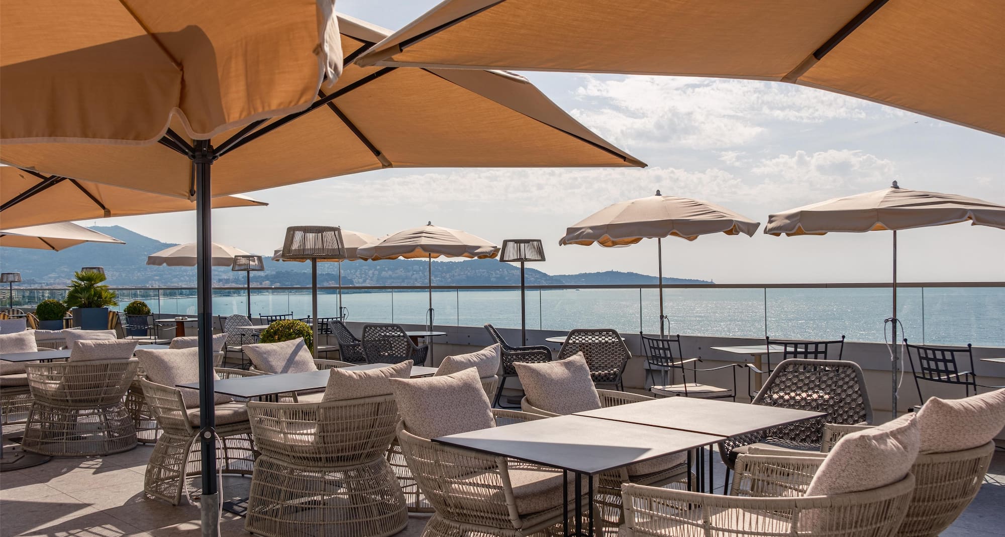 Radisson Blu Hotel, Nice - Pool Bar Rooftop