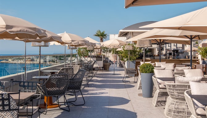 Radisson Blu Hotel, Nice - Pool Bar Rooftop