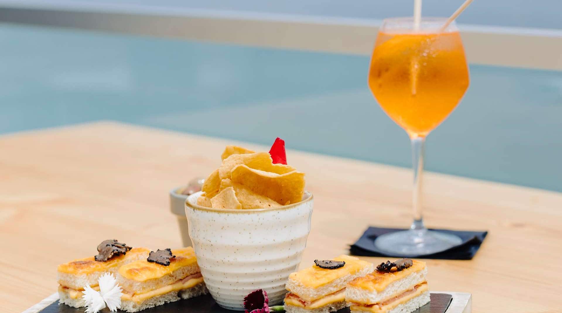 Radisson Blu Hotel, Nice - Pool Bar