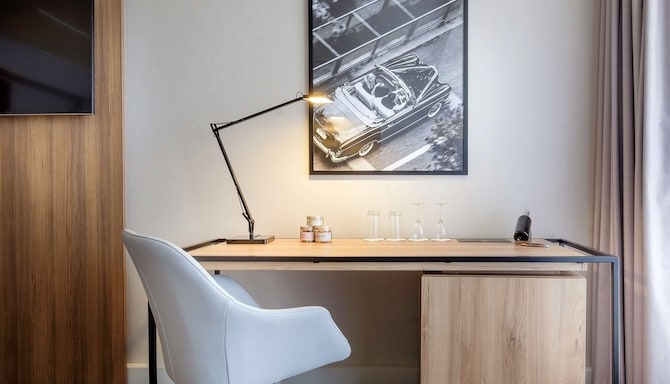 Radisson Blu Hotel, Nice - Guest Room Desk