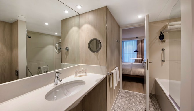 Radisson Blu Hotel, Nice - Bathroom