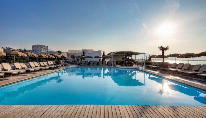 Radisson Blu Hotel, Nice - Panoramic Pool area