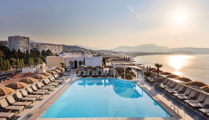 Radisson Blu Hotel, Nice - Panoramik Havuz alanı