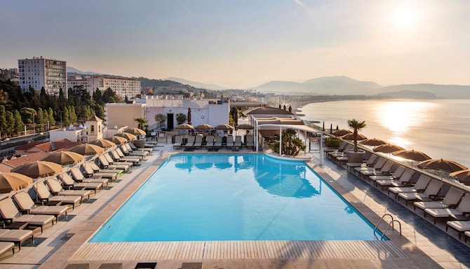 Radisson Blu Hotel, Nice - Zone avec piscine panoramique