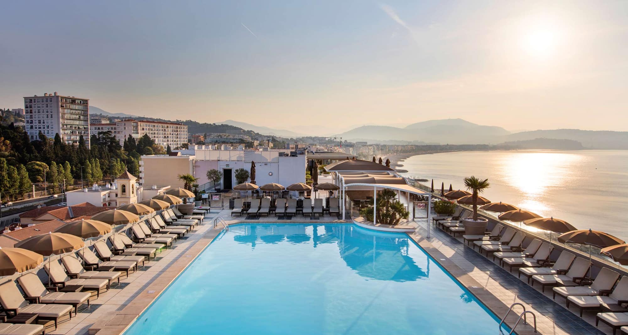 Radisson Blu Hotel, Nice - poolområde med panoramautsikt