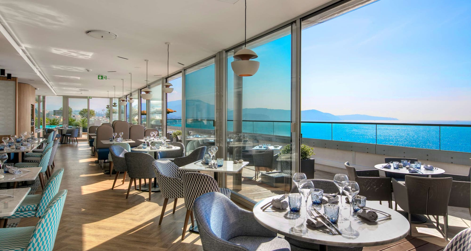 Radisson Blu Hotel, Nice - Calade takrestaurang och lounge