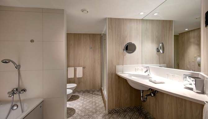 Radisson Blu Hotel, Nice - Bay view suite, sea view suite and junior suite bathroom