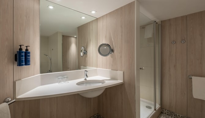 Radisson Blu Hotel, Nice - Suite - One Bedroom - Bay view - Bathroom