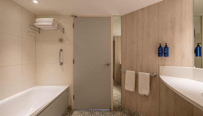 Radisson Blu Hotel, Nice - Suite - One Bedroom - Bay view - Bathroom