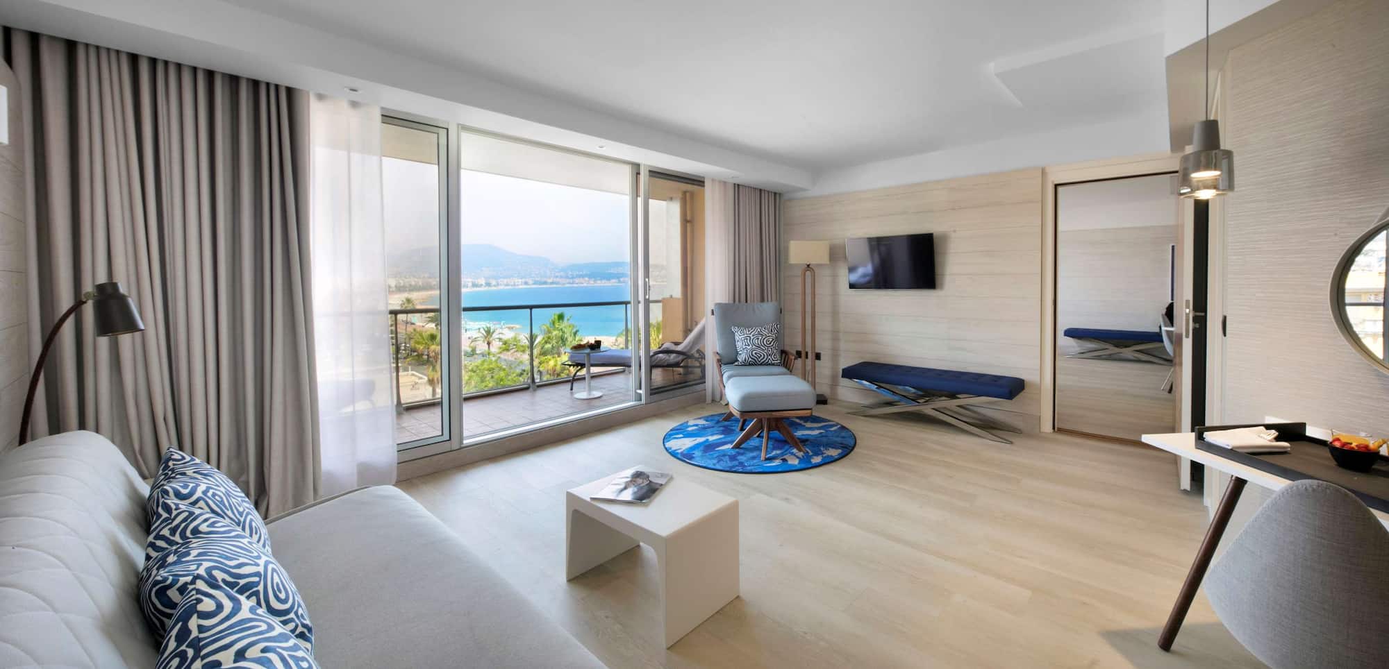 Radisson Blu Hotel, Nice - Suite - One Bedroom - Bay View - Terrace