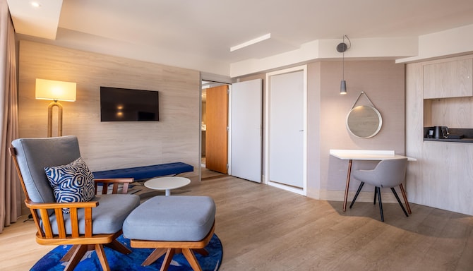 Radisson Blu Hotel, Nice - Suite - One Bedroom - Bay view - Terrace