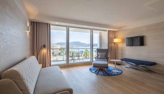 Radisson Blu Hotel, Nice - Suite - One Bedroom - Bay view - Terrace
