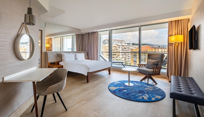 Radisson Blu Hotel, Nice - Suite - One Bedroom - Bay view - Terrace