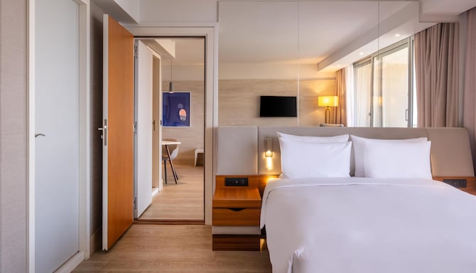 Radisson Blu Hotel, Nice - Suite - One Bedroom - Bay view - Terrace