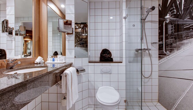 Radisson Blu Hotel Nydalen, Oslo - Guest room bathroom with shower