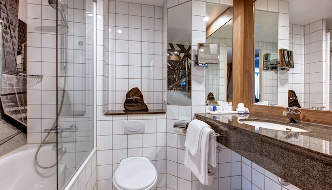 Radisson Blu Hotel Nydalen, Oslo - Guest room bathroom with shower