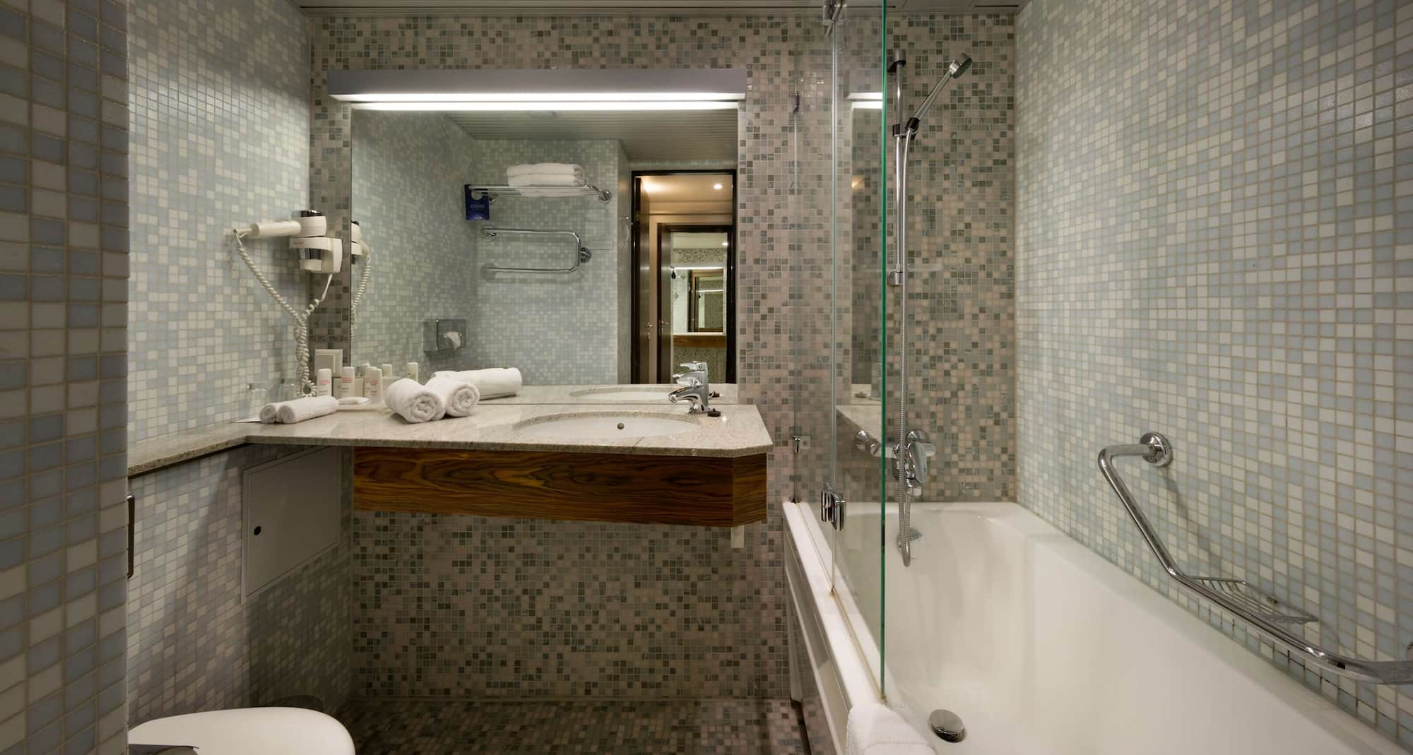 Radisson Blu Hotel Olumpia, Tallinn - Standard Room Bathroom