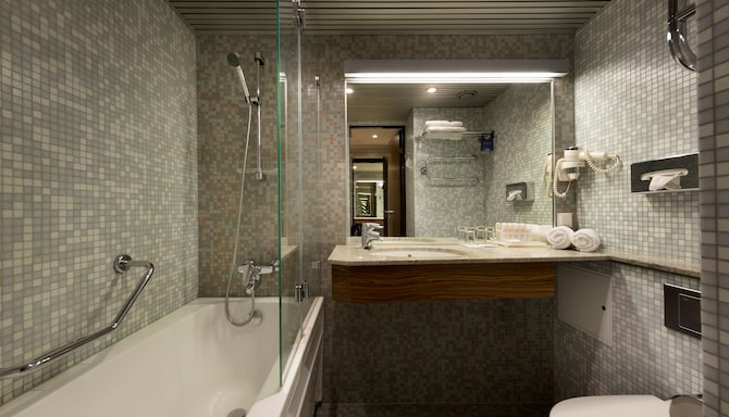 Radisson Blu Hotel Olumpia, Tallinn - Junior suite bathroom