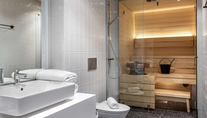 Radisson Blu Hotel, Oulu - Suite bathroom and sauna