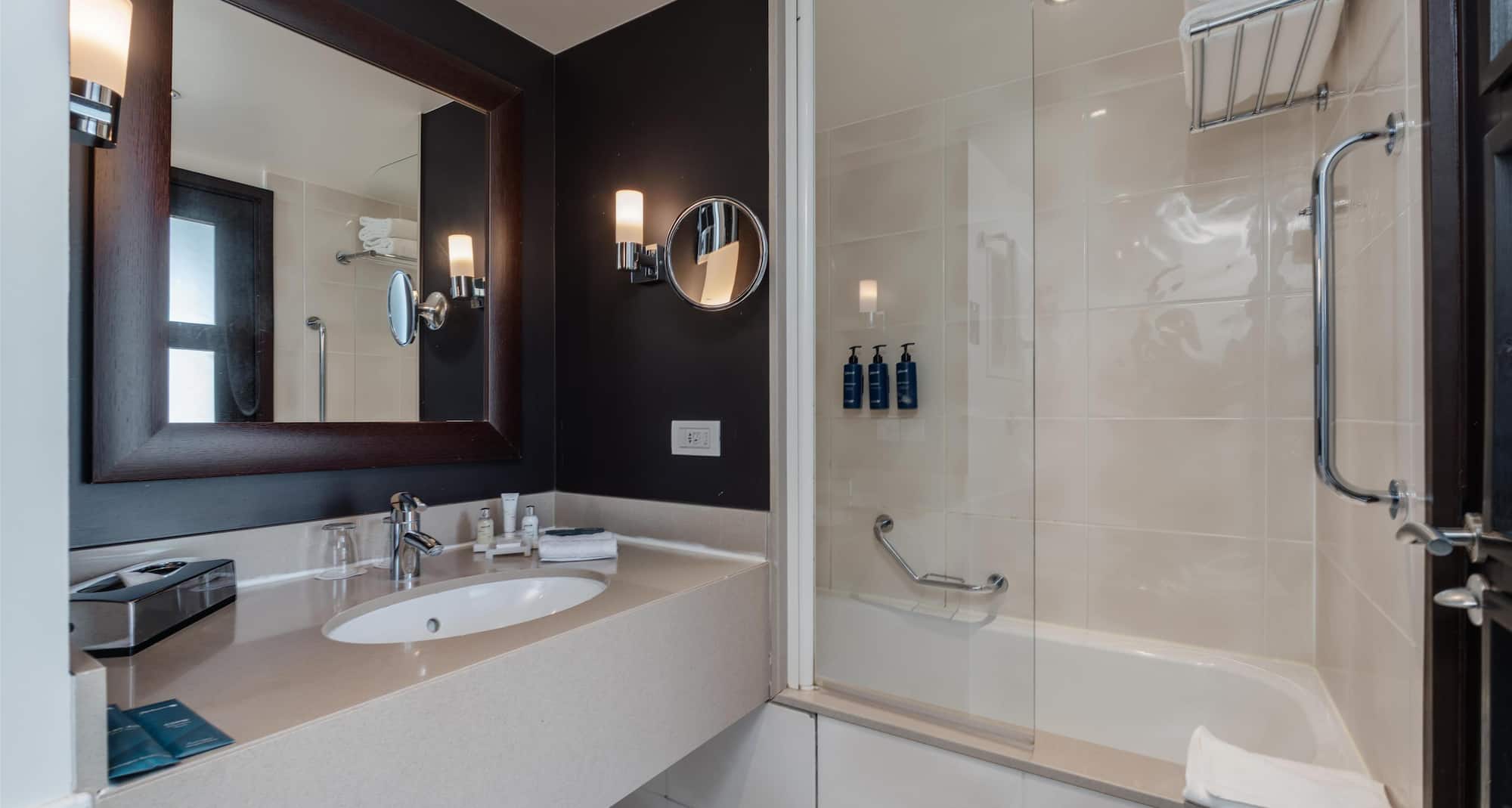 Radisson Blu Hotel, Paris Boulogne - Bad im Gästezimmer