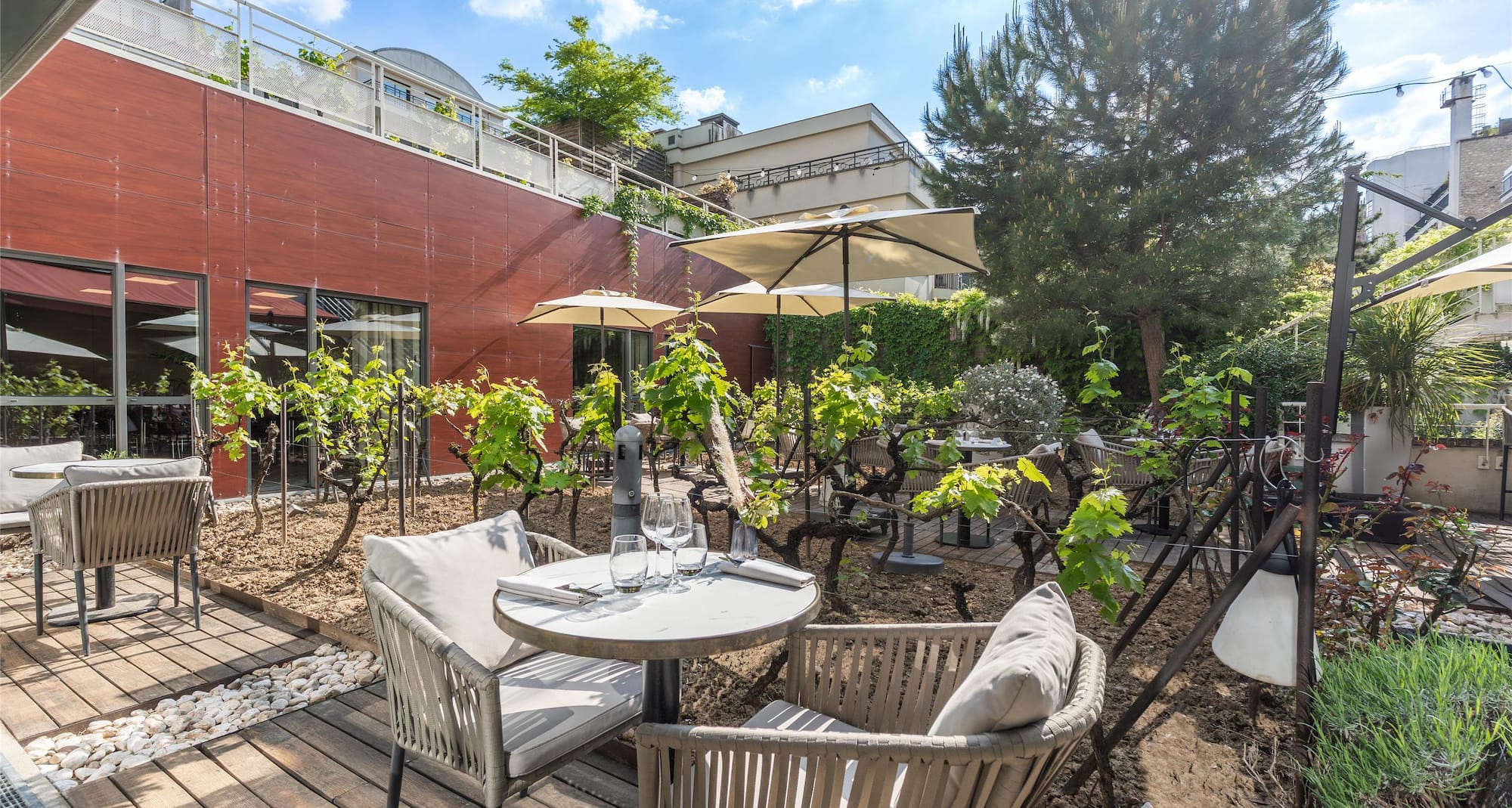 Radisson Blu Hotel, Paris Boulogne - Terrace Vineyard View