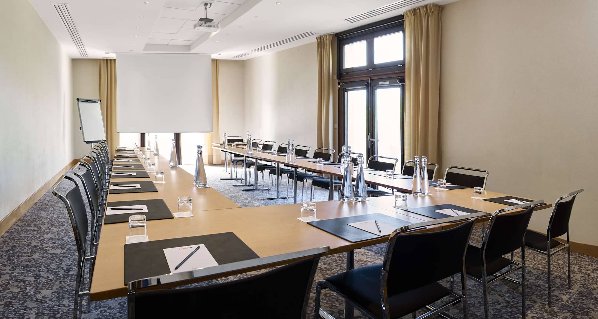 Radisson Blu Hotel Paris, Marne-la-Vallee - Marseille meeting room U-shape set-up