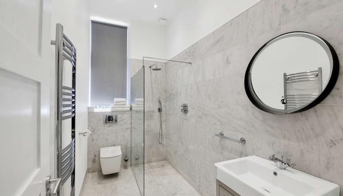 Radisson Blu Hotel, Perth - Premium Room bathroom