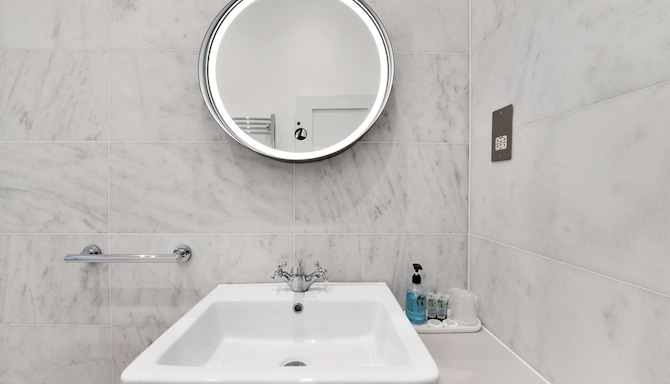 Radisson Blu Hotel, Perth - Premium Room bathroom