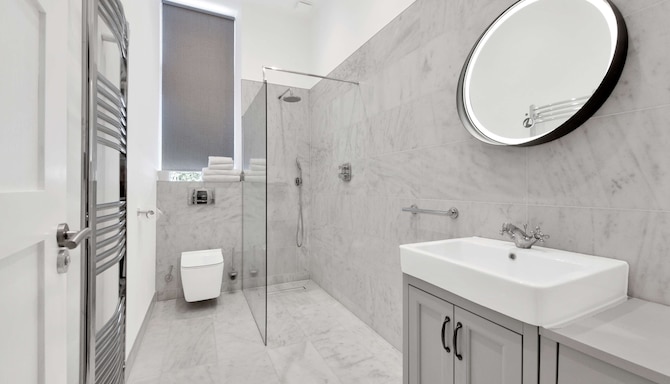 Radisson Blu Hotel, Perth - Premium Room bathroom