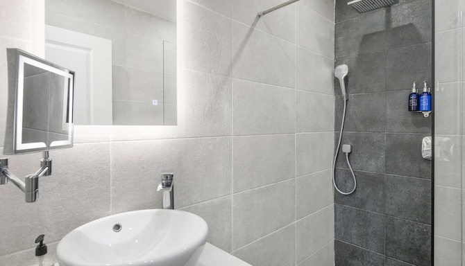 Radisson Blu Hotel, Perth - Guest room bathroom