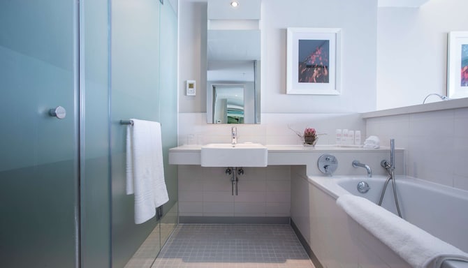 Radisson Blu Hotel, Port Elizabeth - Superior Room with ocean view bathroom