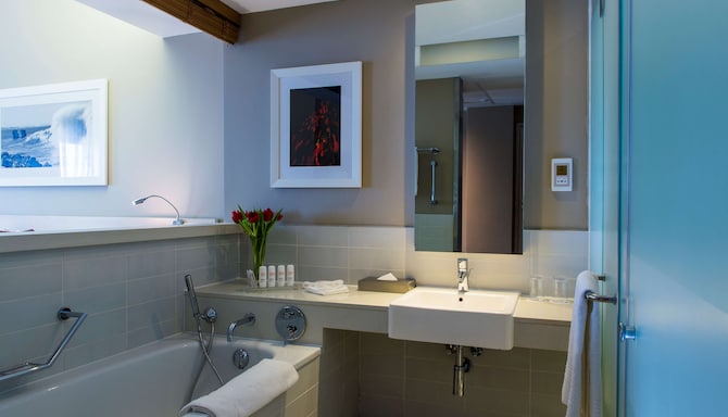 Radisson Blu Hotel, Port Elizabeth - Superior Room bathroom