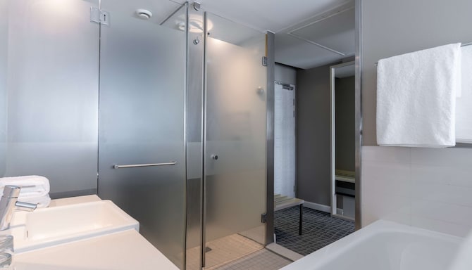 Radisson Blu Hotel, Port Elizabeth - Superior Room bathroom