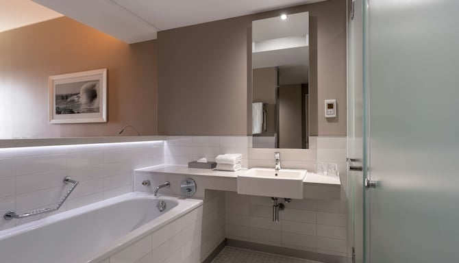 Radisson Blu Hotel, Port Elizabeth - Premium Room bathroom