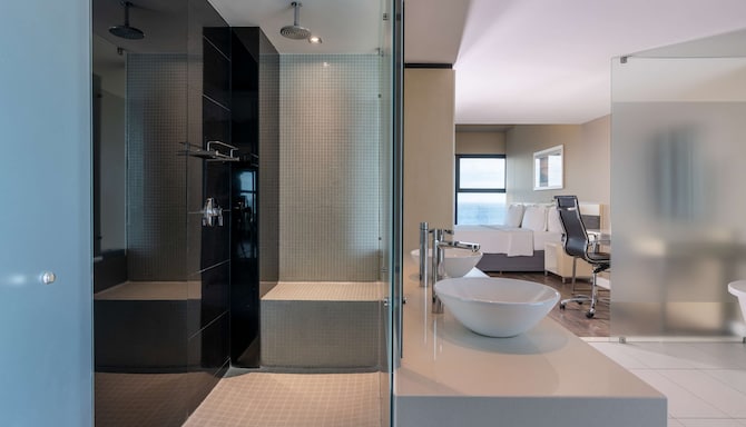 Radisson Blu Hotel, Port Elizabeth - Suite bathroom