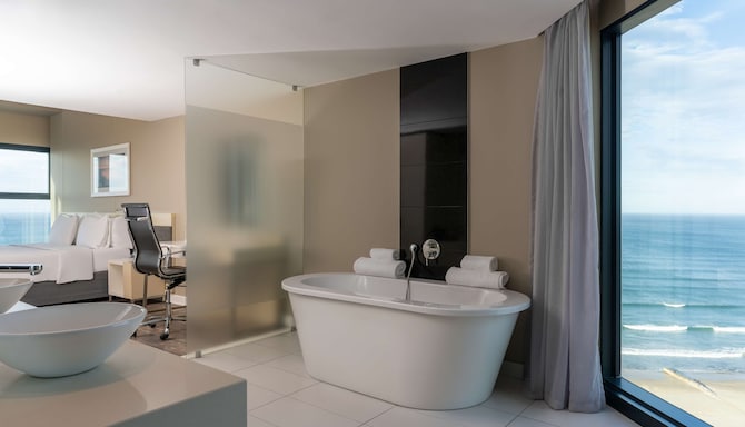 Radisson Blu Hotel, Port Elizabeth - Suite bathroom with ocean view